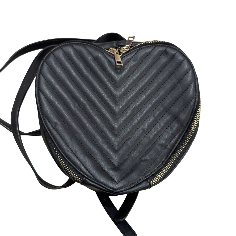 FOREVER 21 Black Heart-Shaped Small Coin Purse Bag Single Zip Backpack